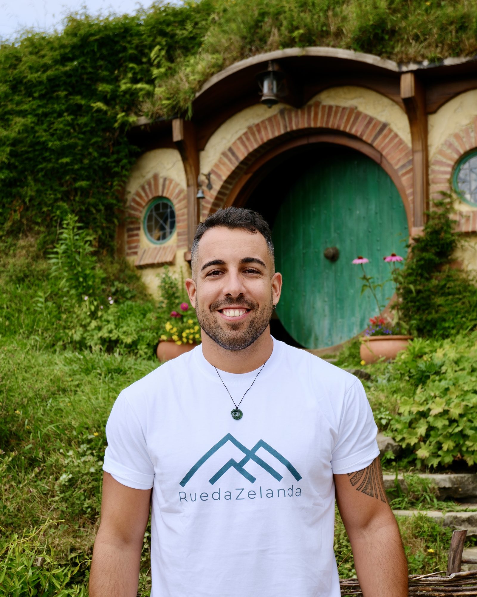 Adri, de RuedaZelanda, frente a una casa hobbit en Hobbiton