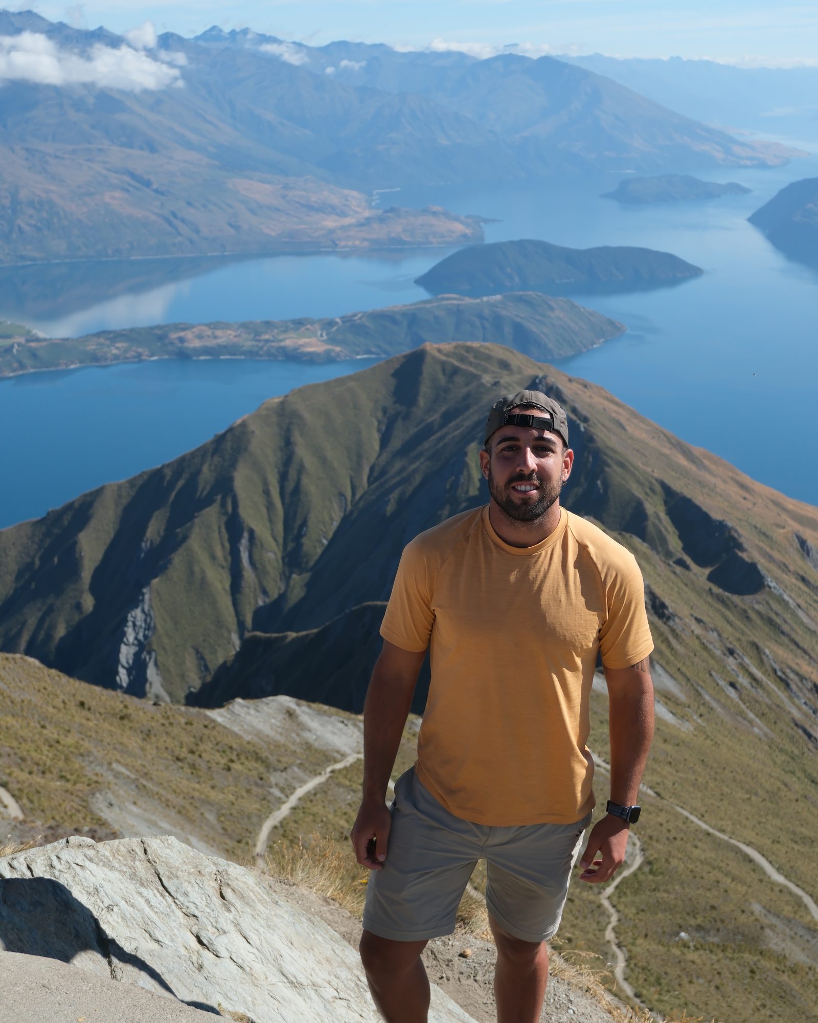 Adri en lo alto de Roys Peak, con el lago Wanaka detrás