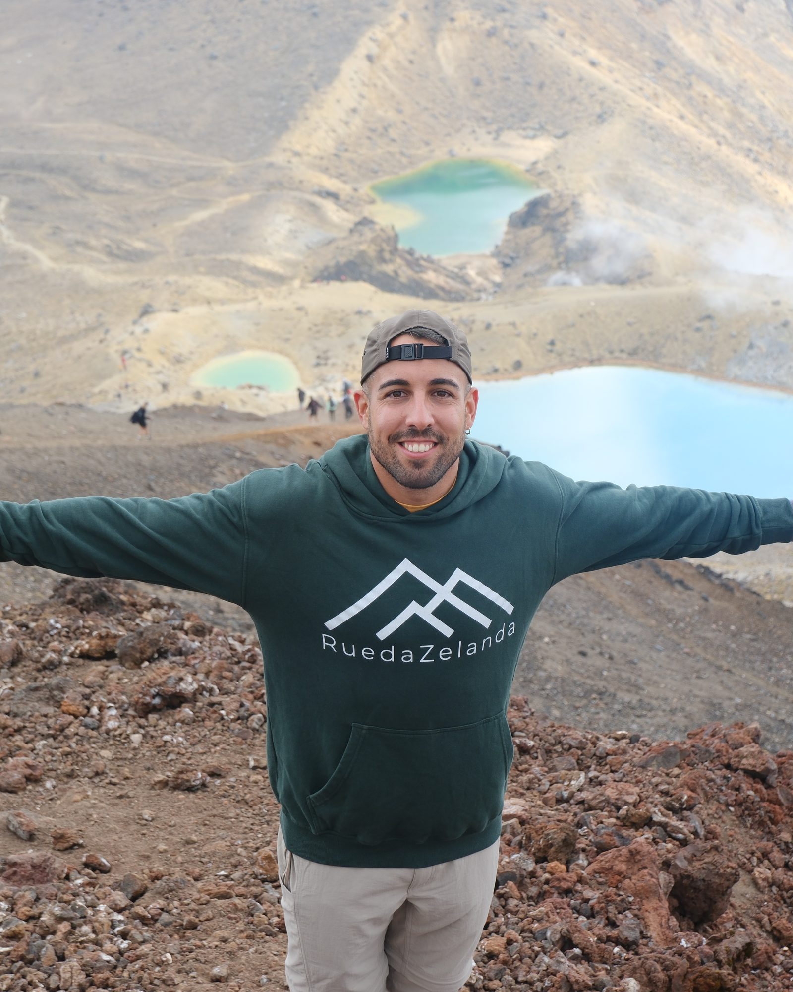 Adri con los brazos abiertos junto a los lagos Esmeralda del Tongariro
