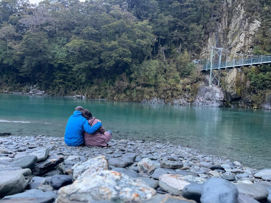 Pareja junto a las Blue Pools, con el puente colgante al fondo