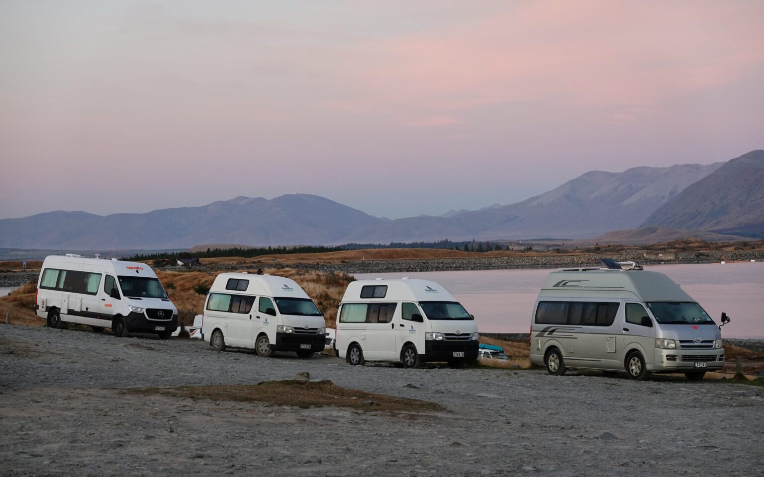 Campers aparcadas junto al lago Pukaki al atardecer
