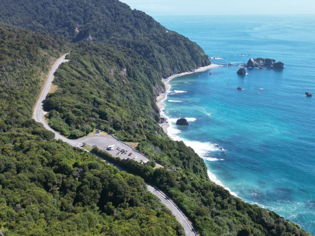 Carretera de la costa oeste entre el bosque y el mar, vista desde el aire