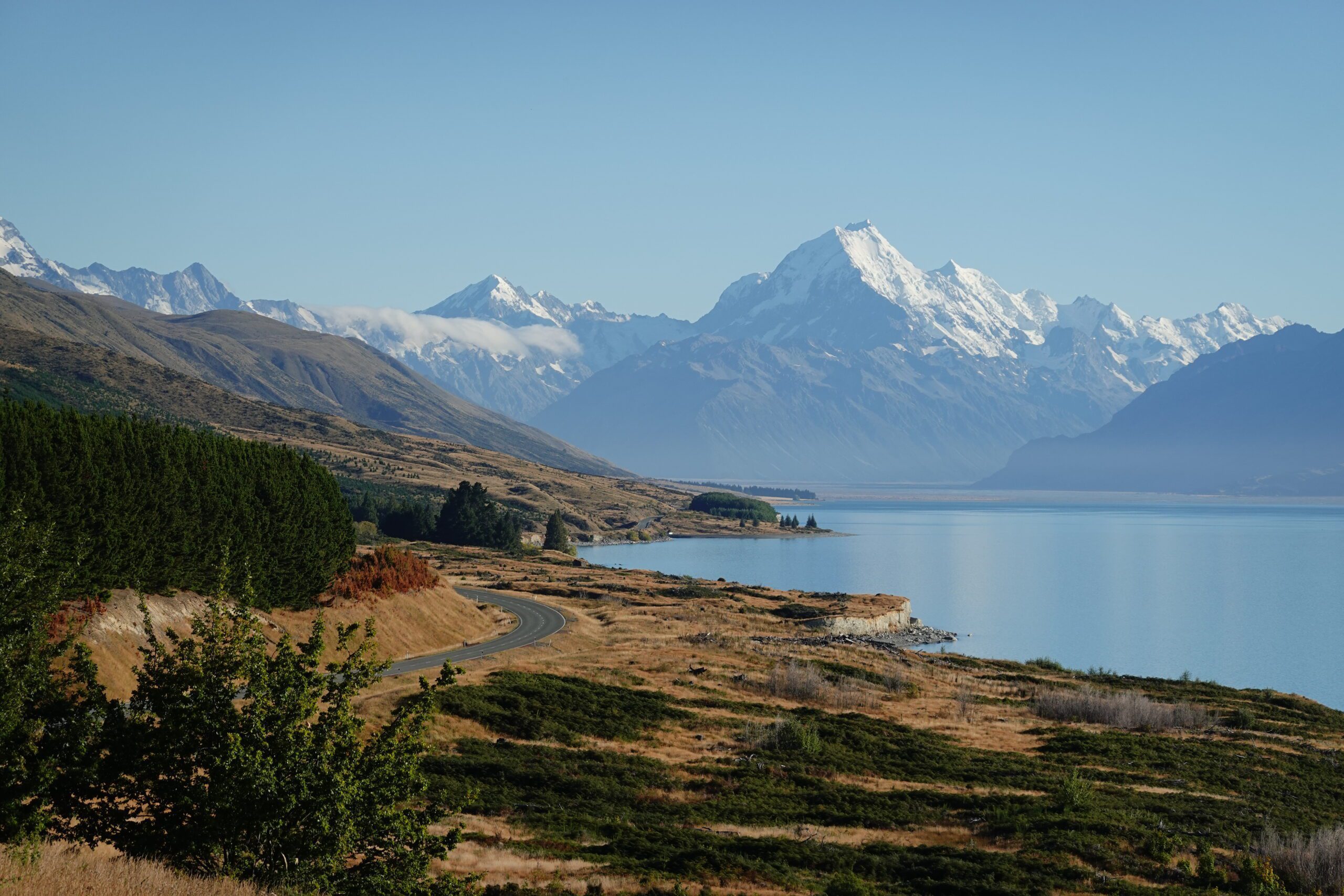 Carretera junto al lago Pukaki con Aoraki/Mount Cook al fondo