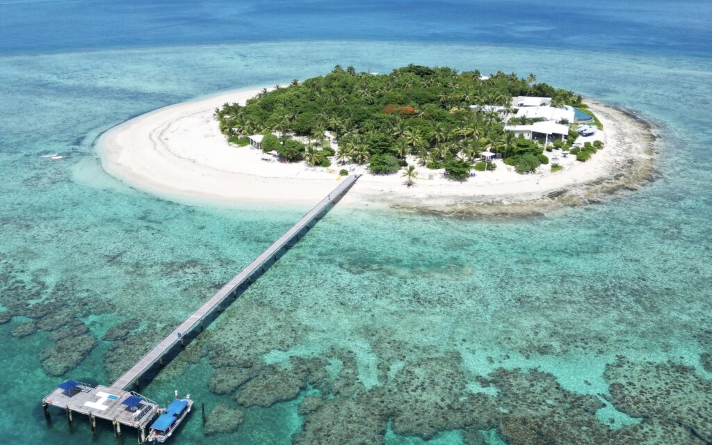 Isla pequeña de las Mamanuca con su muelle sobre el arrecife