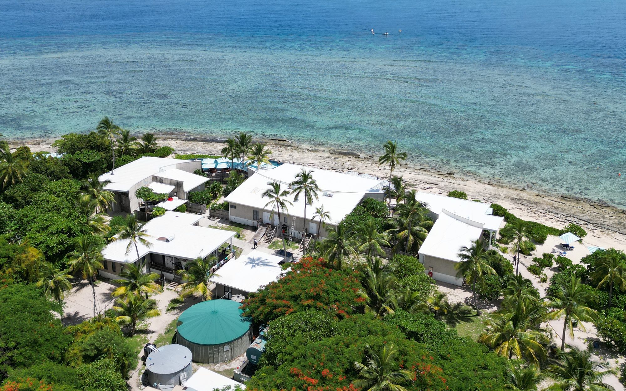 Un resort de Fiyi entre palmeras, visto desde el aire