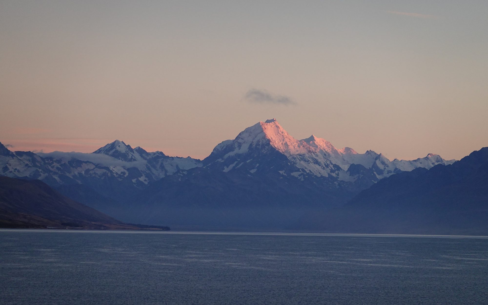 El Aoraki/Mount Cook al atardecer, sobre un lago