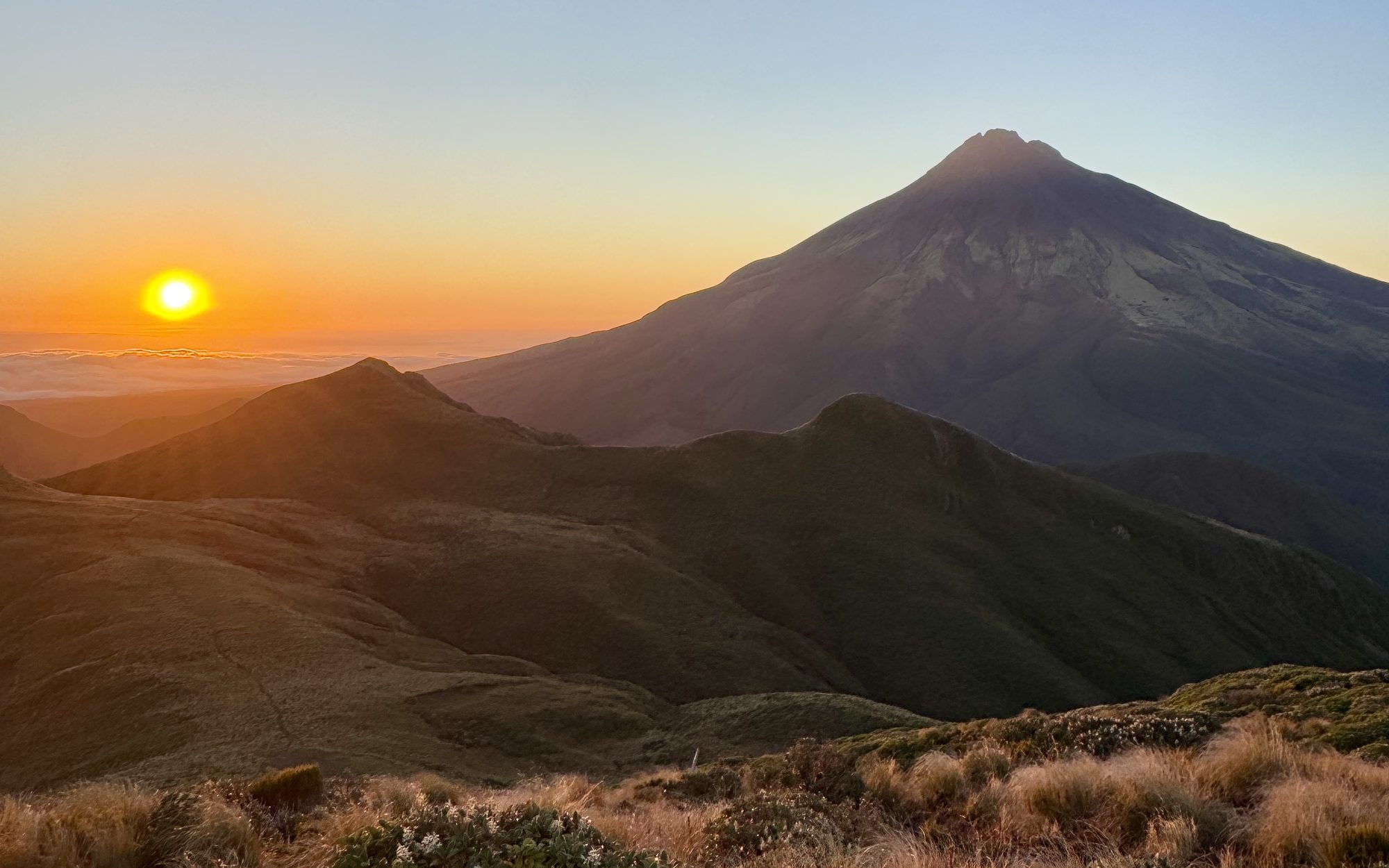 Atardecer junto a un volcán de la Isla Norte