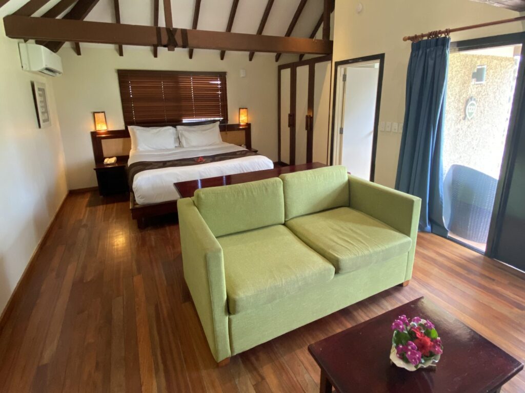 Habitación de hotel con sofá y salida a la terraza en Nueva Zelanda