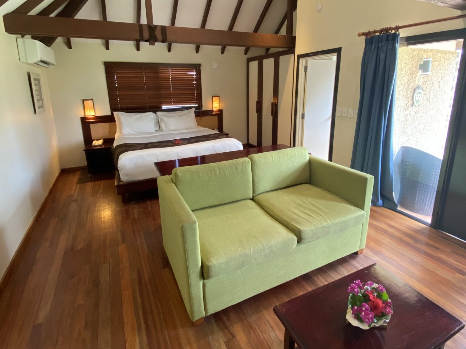 Habitación de hotel con sofá y salida a la terraza en Nueva Zelanda