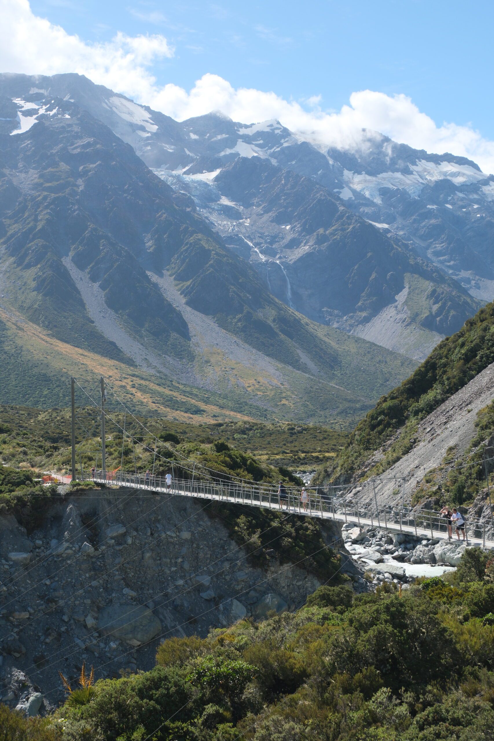 Puente colgante del Hooker Valley Track con Aoraki/Mount Cook al fondo