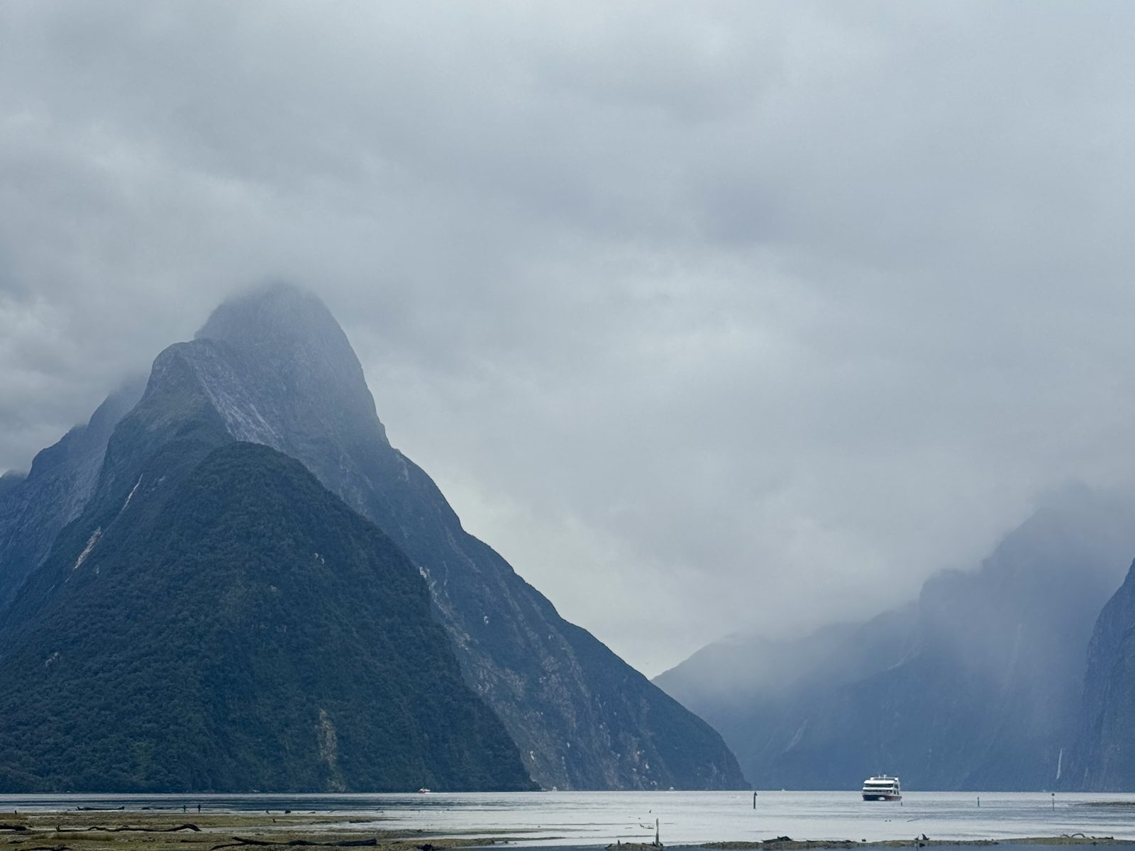 El Mitre Peak reflejado en Milford Sound