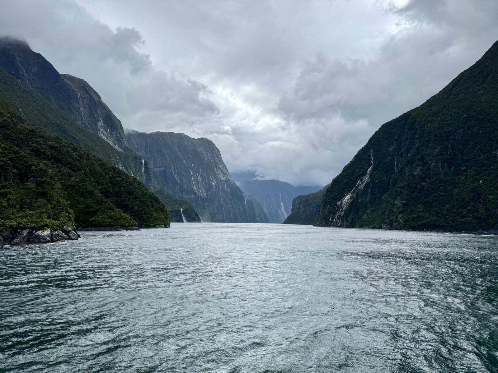 El fiordo de Milford Sound entre montañas y nubes