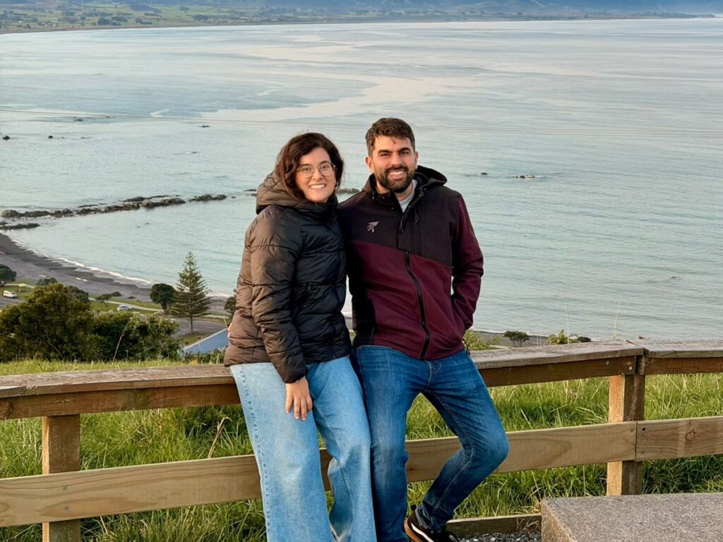 Laura y Víctor en un mirador sobre la bahía de Kaikoura