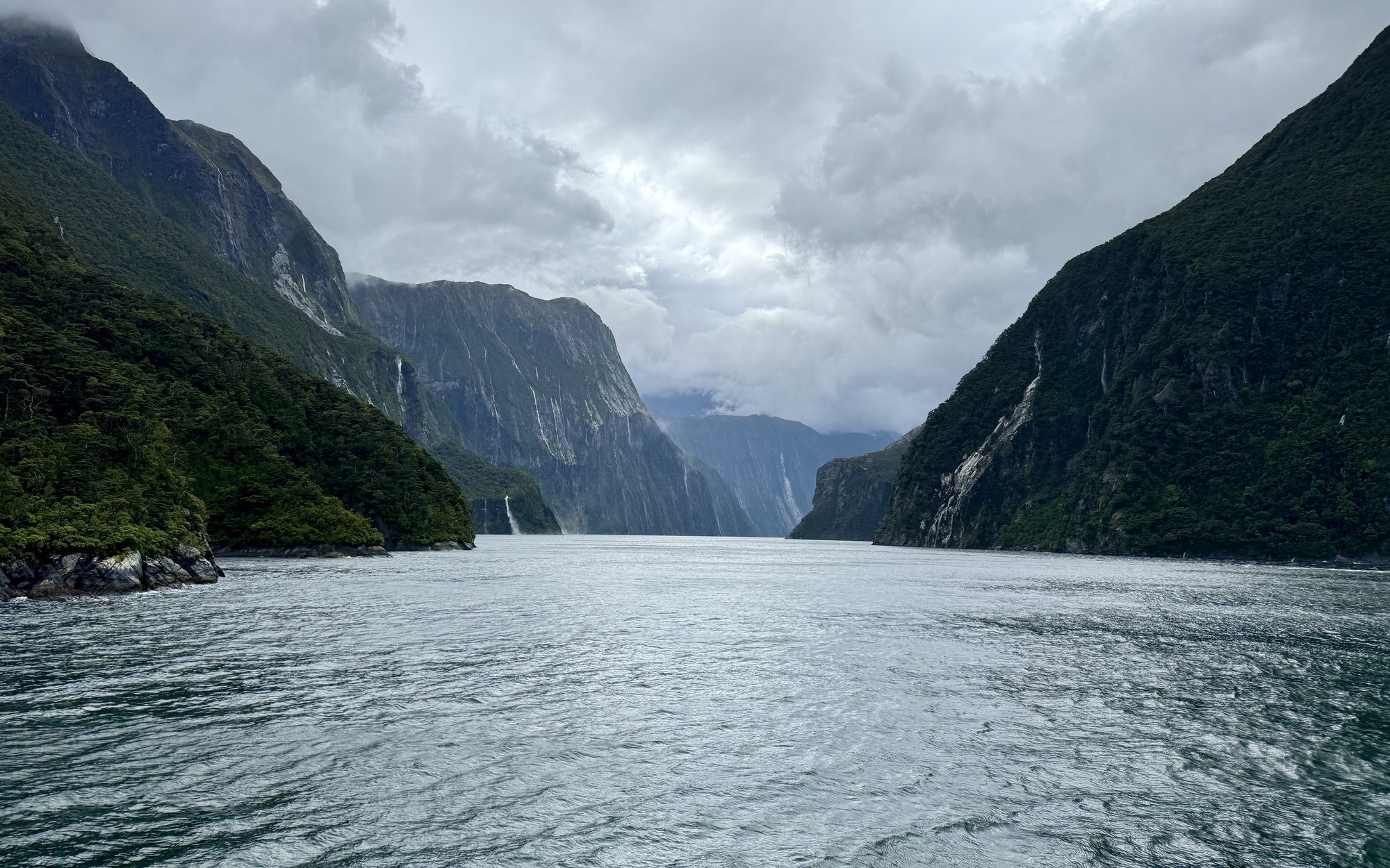 El fiordo de Milford Sound entre montañas y nubes
