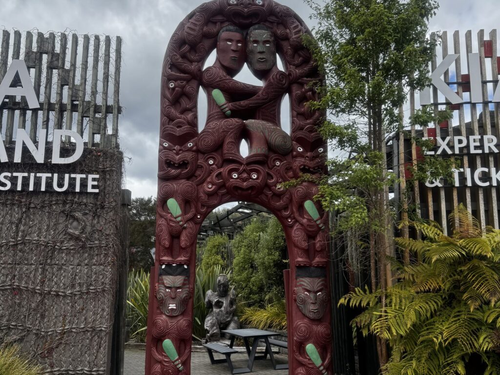 Pórtico tallado maorí a la entrada de Te Puia, en Rotorua